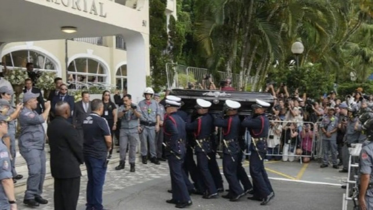 Presiden Brasil Beri Penghormatan Terakhir di Depan Janazah Legenda Sepakbola Pele
            - galeri foto