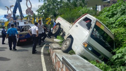 Diduga Ngantuk, Pick Up Tabrak Pembatas Jembatan Nyaris Lompat ke Sungai di Kota Batu