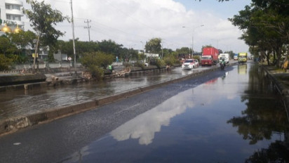 Banjir Mulai Surut, Kendaraan Mulai Melintasi Jalan Kaligawe Semarang