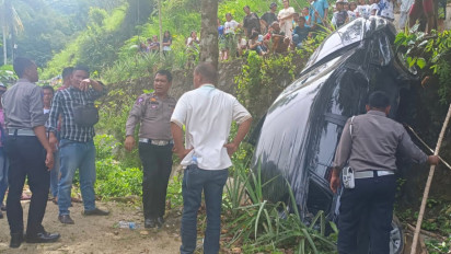 Satu Unit Mini Bus Terjun ke Jurang Sedalam 20 Meter di Jalan Lintas Sibolga - Tarutung