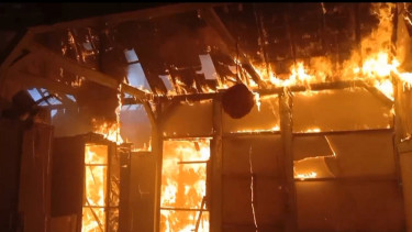 Diduga Akibat Korsleting Arus Listrik, Tiga Unit Rumah Warga Kawasan Padat Penduduk di Ngawi Ludes Terbakar