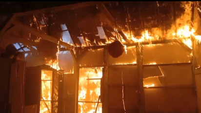 Diduga Akibat Korsleting Arus Listrik, Tiga Unit Rumah Warga Kawasan Padat Penduduk di Ngawi Ludes Terbakar