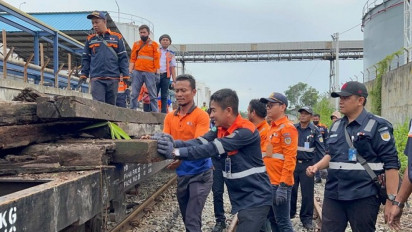 Pastikan Keselamatan Perjalanan Kereta Api, PT KAI Divre I SU Lakukan Aksi Bersih Lintas