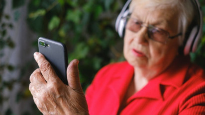 Waspada! Ini Dampak Buruk Pancaran Cahaya Smartphone Pada Kulit