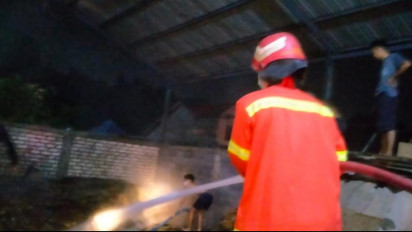 Gudang Kertas di Kedamean Gresik Ludes Terbakar, Diduga Akibat Percikan Api Puntung Rokok