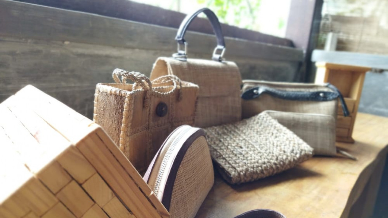 Berbahan Serat Pohon Pisang, Tas Produksi Banyuwangi Tembus Hawai
            - galeri foto