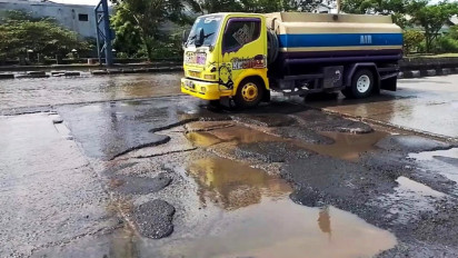 Cerita Sopir Truk Kejeblos 4 Kali di Jalur Pantura Kaligawe yang Penuh Lubang Pascabanjir