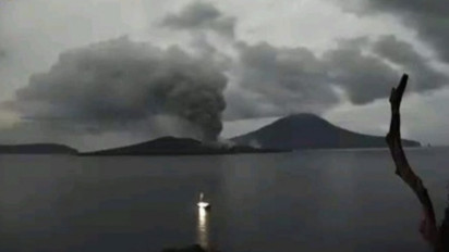 Gunung Anak Krakatau Semburkan Abu Setinggi 750 meter