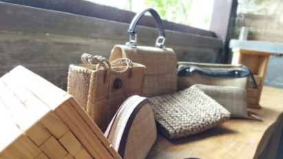 Wow! Berbahan Serat Pohon Pisang, Tas Produksi Banyuwangi Tembus Hawai