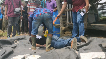 Rekonstruksi Pembunuhan Petani di Lamongan Diwarnai Tangis Histeris Istri Korban