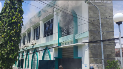 Akibat Konsleting Power Microphone, Kubah Masjid di Surabaya Terbakar