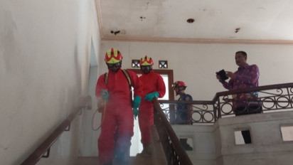 Petugas Damkar Lakukan Sterilisasi di Rumah Ibu Eny dan Tiko