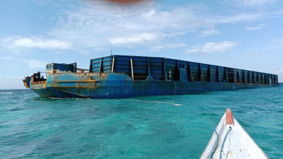 Tongkang 'LLB Sukses 18' Terdampar di Pantai Barat Pulau Kayuadi Kepulauan Selayar