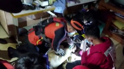 Petugas Gabungan Lakukan Pertolongan Pertama Pada Korban Banjir Dinar Indah Semarang