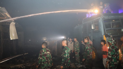 Polisi Berjibaku Padamkan Api yang Melalap Ratusan Lapak Pedagang di Jayapura