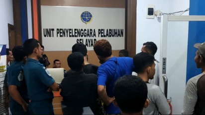 Puluhan Penumpang Kapal Tol Laut Geruduk Kantor Pelabuhan Benteng Selayar