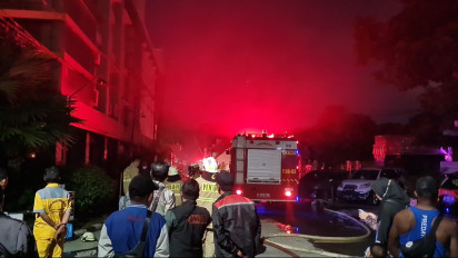 Kebakaran Melanda Gedung Dokumen Sekolah Milik STKIP Kusuma Negara Cijantung, 9 Unit Damkar dan 45 Personel Dikerahkan