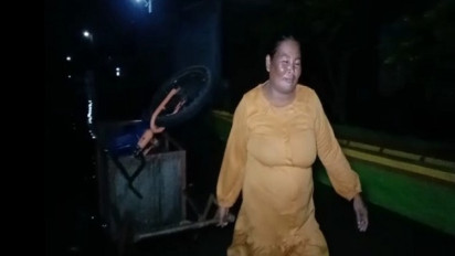 Debit Air Semakin Tinggi, Korban Banjir di Sidrap Mulai Mengungsikan Barang-barang Berharganya