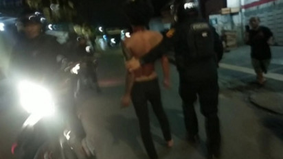 Sambil Buka Baju, Pemuda Mabuk di Tasikmalaya Ngamuk Acungkan Golok ke Warga di Tempat Penjualan Ayam Potong