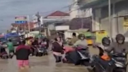 Banjir Sebabkan Macet di Bangkalan