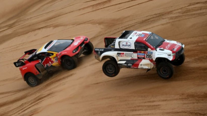 Sebastien Loeb Berhasil Menangi Etape Delapan Reli Dakar 2023 setelah Carlos Sainz Diganjar Penalti 5 Menit