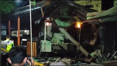 Diduga Sopir Mengantuk Sebuah Truk Molen Tabrak 4 Motor Serta Rumah Warga, Ibu dan Anak Tewas Ditempat