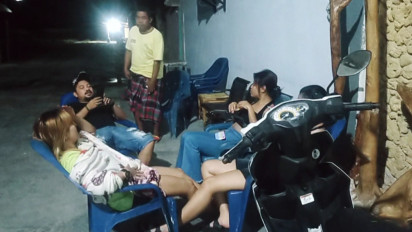 Pasca Gempa Magnitudo 7,9 yang Mengguncang Maluku Tenggara, Sejumlah Warga Pesisir Pantai Berjaga di Luar Rumah