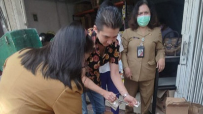 Pemprov DKI Jakarta Musnahkan Susu Kedaluwarsa di Marketplace Kawasan Pasangan Lama