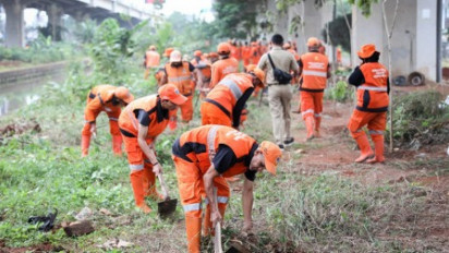 200 Petugas PPSU Jakarta Timur Ditugaskan Merawat Kolong Tol Becakayu Penataan dan Penghijauan