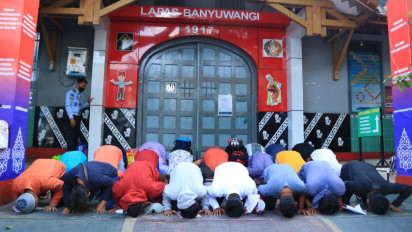 Disambut Tangis Haru, 24 Napi Lapas Banyuwangi Bebas Lebih Awal