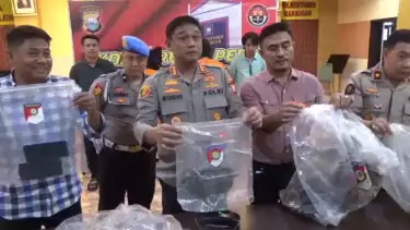 Kapolrestabes Makassar Kombes Pol Budhi Haryanto (tengah) menunjukkan barang bukti