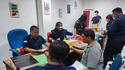 Kejaksaan Tinggi Sulawesi Utara Terima Penyerahan Tersangka AA Beserta Barang Bukti Kasus Korupsi Hibah Air Minum