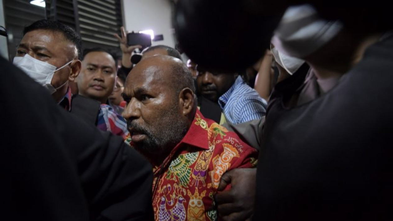 Tim Penyidik KPK Dampingi Lukas Enembe Dirawat di RSPAD
            - galeri foto