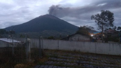 Gunung Kerinci Erupsi, Keluarkan Abu Setinggi 900 Meter