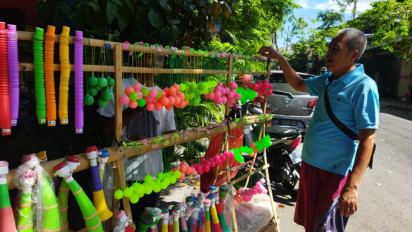 Demam Lato-lato, Pedagang di Banyuwangi Raup Omzet Rp600.000 Sehari