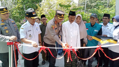 Polres Lamongan Beri Bantuan RTLH Warga yang Puluhan Tahun Hidup dengan Satu Ginjal