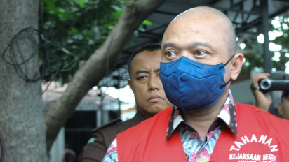 Detik-Detik Teddy Minahasa CS Keluar dari Kejari setelah Diperiksa 3.5 Jam