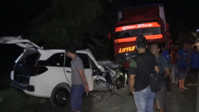 Lepas Kendali, Minibus Tabrak Pohon Dan Truk yang Terparkir, 5 Orang Tewas
