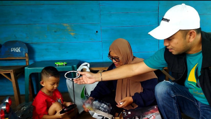 Gubernur Sulsel Berikan Trauma Healing dan Bantuan ke Korban Longsor di Maros