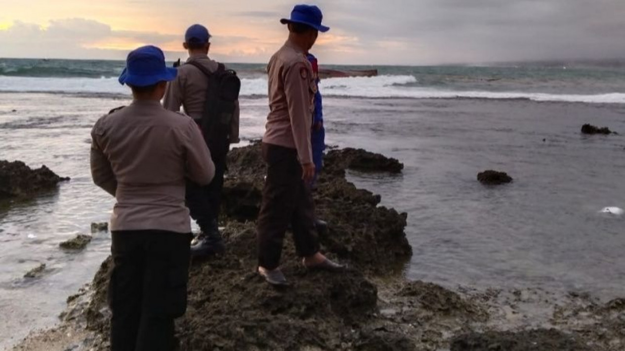 Kapal Misterius Terdampar Diperairan Garut, Polisi: Tak Ada ABK dan Posisi Terbalik
            - galeri foto