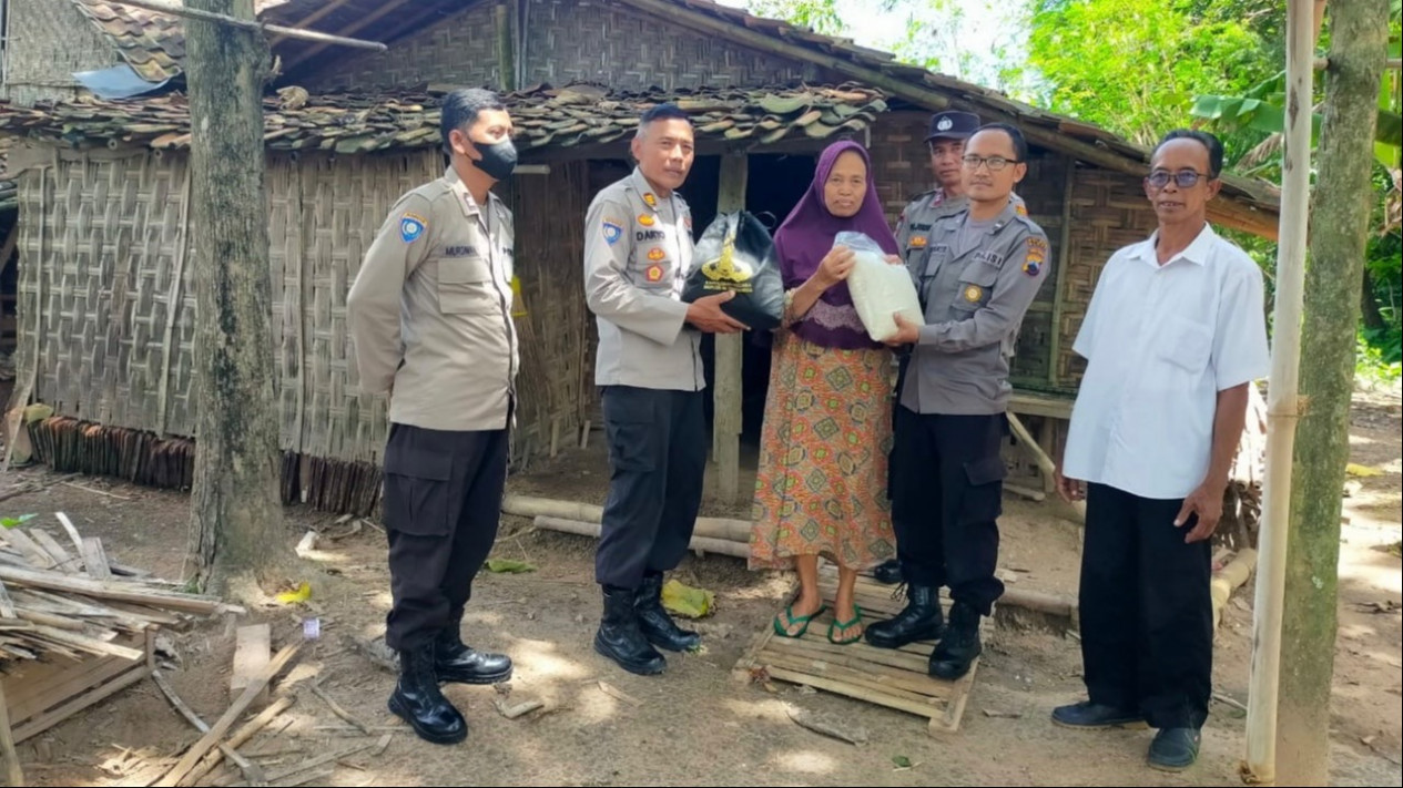 Blusukan Desa, Patroli Bansos Polres Blora Sasar Kaum Lansia
            - galeri foto