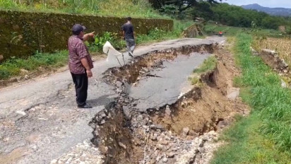 Akibat Diguyur Hujan Deras, Jalan Penghubung Kabupaten Blora-Pati Longsor