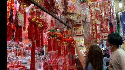 Jelang Imlek, Pedagang Pernak Pernik Raup Untung Jutaan Rupiah