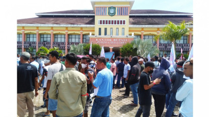 Tuntut Bupati Cabut SK Pemortalan Jalan, Ratusan Warga Paluta Blokir Jalan Nasional