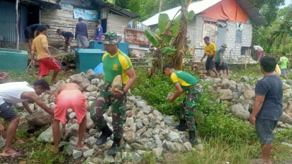 Hadir Di Tengah Masyarakat, Satgas Yonarmed 1 Kostrad Gotong Royong Bantu Renovasi Rumah