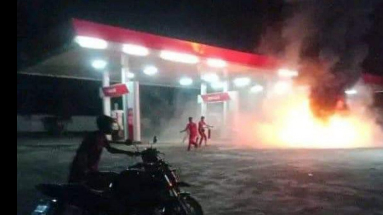Usai Mengisi BBM di SPBU, Motor Seorang Pengendara Terbakar
            - galeri foto
