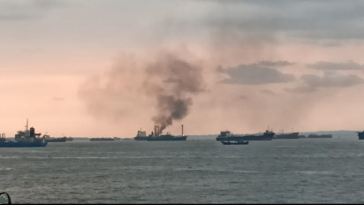 Kapal Kargo Terbakar Di Tengah Perairan Gresik Saat Antre Muat Semen