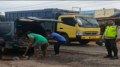 Jalinsum Jambi-Bungo di Batanghari Rusak Berat, Polisi Bersama Warga Gotong Royong Perbaikin Jalan Berlubang