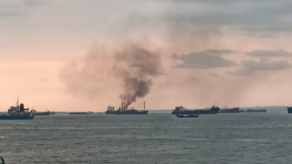 Sebuah Kapal Kargo Terbakar Ditengah Perairan Gresik saat Antre Muat Semen