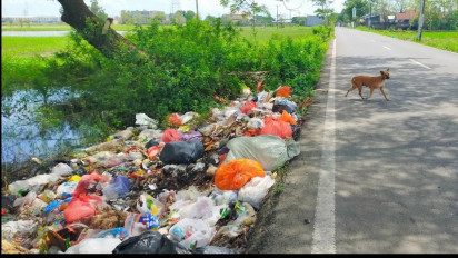 Miris, Jalan Poros di Kelurahan Barombong Kota Makassar jadi Tempat Pembuangan Sampah
